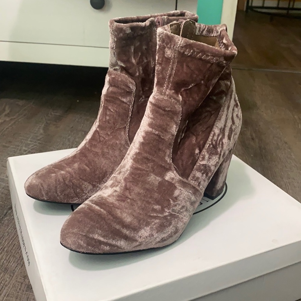 Steve Madden suede boots size 8 in women’s